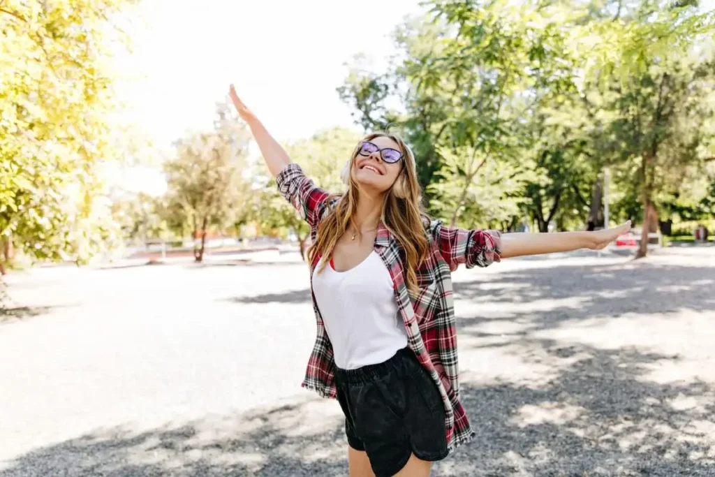 Mujer feliz al aire libre – test Epixlife
